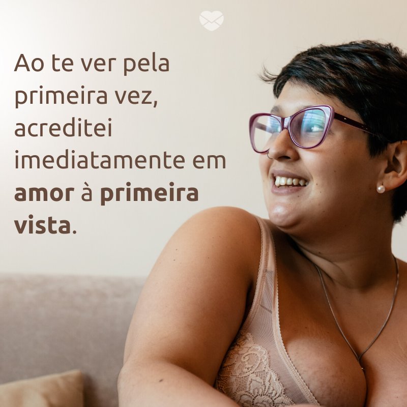 Mensagens Com Amor/ Canva 'Ao te ver pela primeira vez, acreditei imediatamente em amor à primeira vista.' -Para uma mulher especial