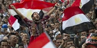 Pessoas comemorando primavera árabe