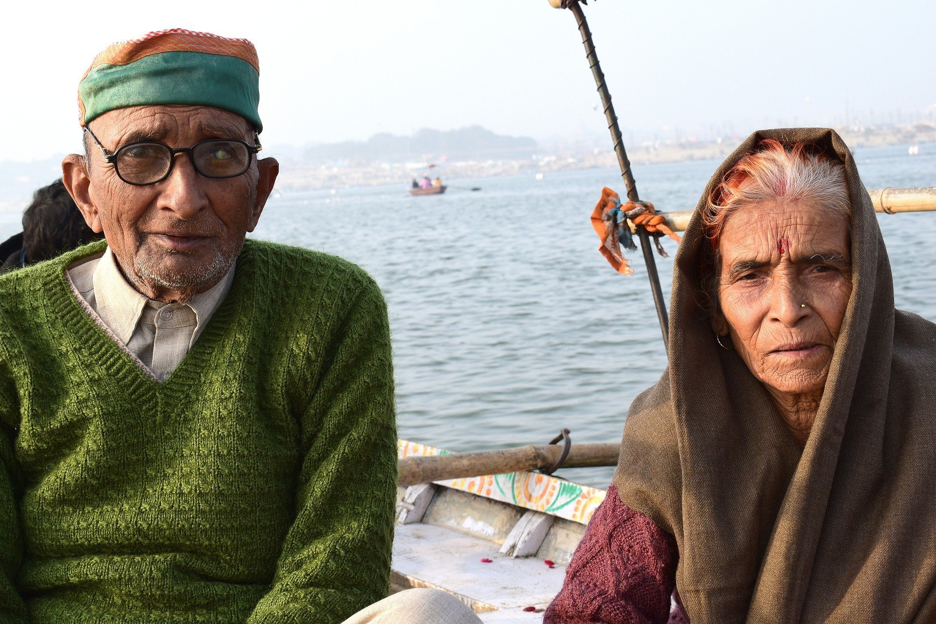 Homem e mulher idosos em barco