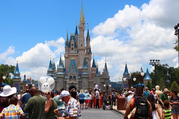 Foto/ Roger Mayhem Pixabay Pessoas na Disney