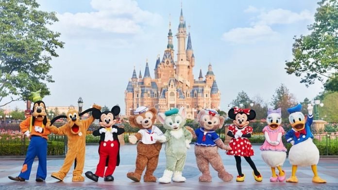 Personagens da Disney posando em frente ao castelo da cinderela
