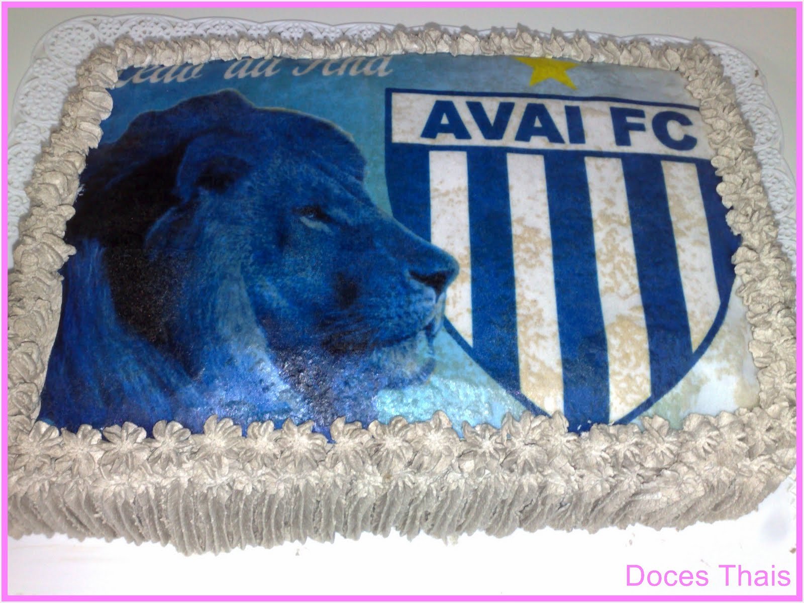 Foto de bolo de aniversário com a temática do time de futebol Avaí