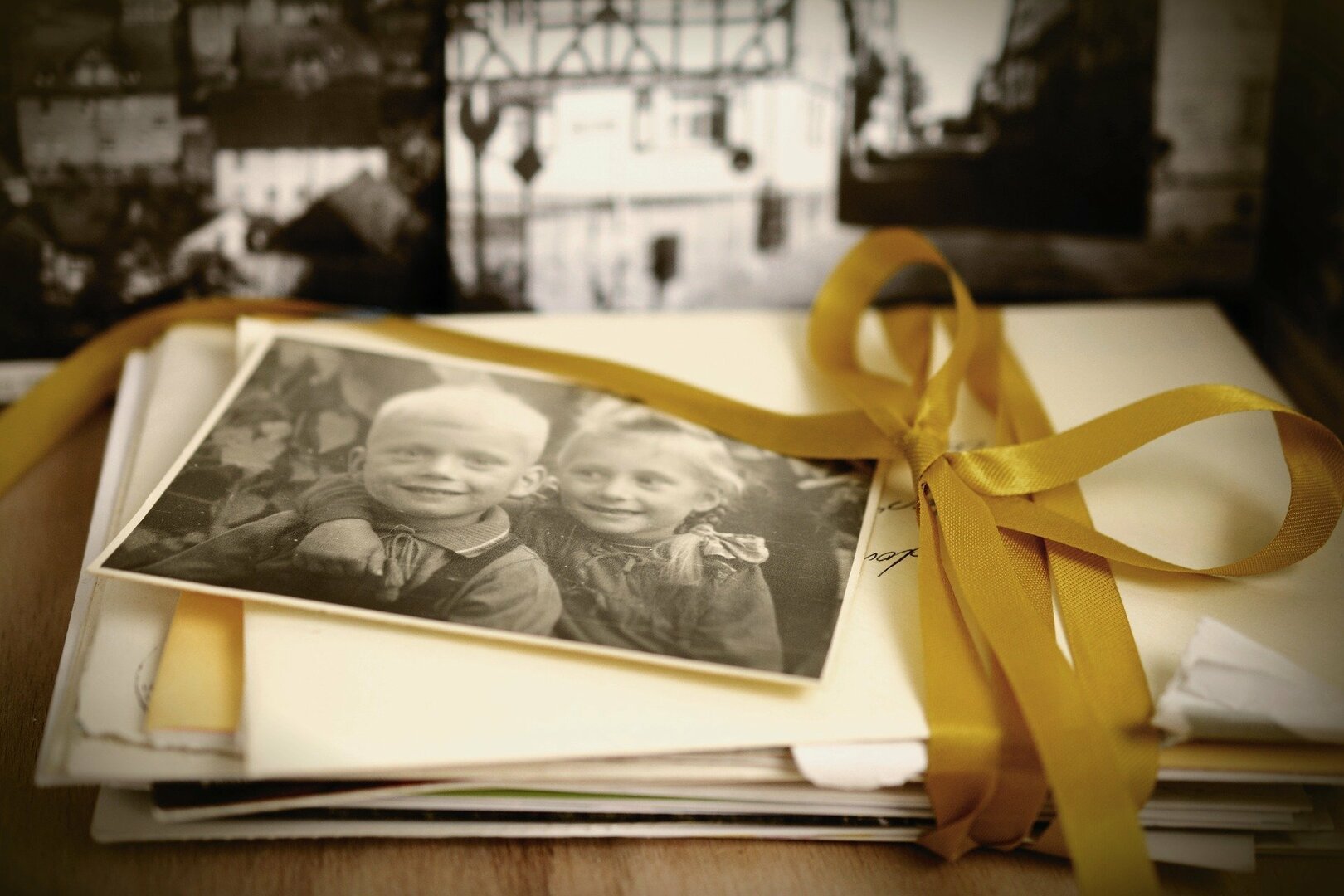 Fotografia de irmãos colocada em cima em cima de álbum