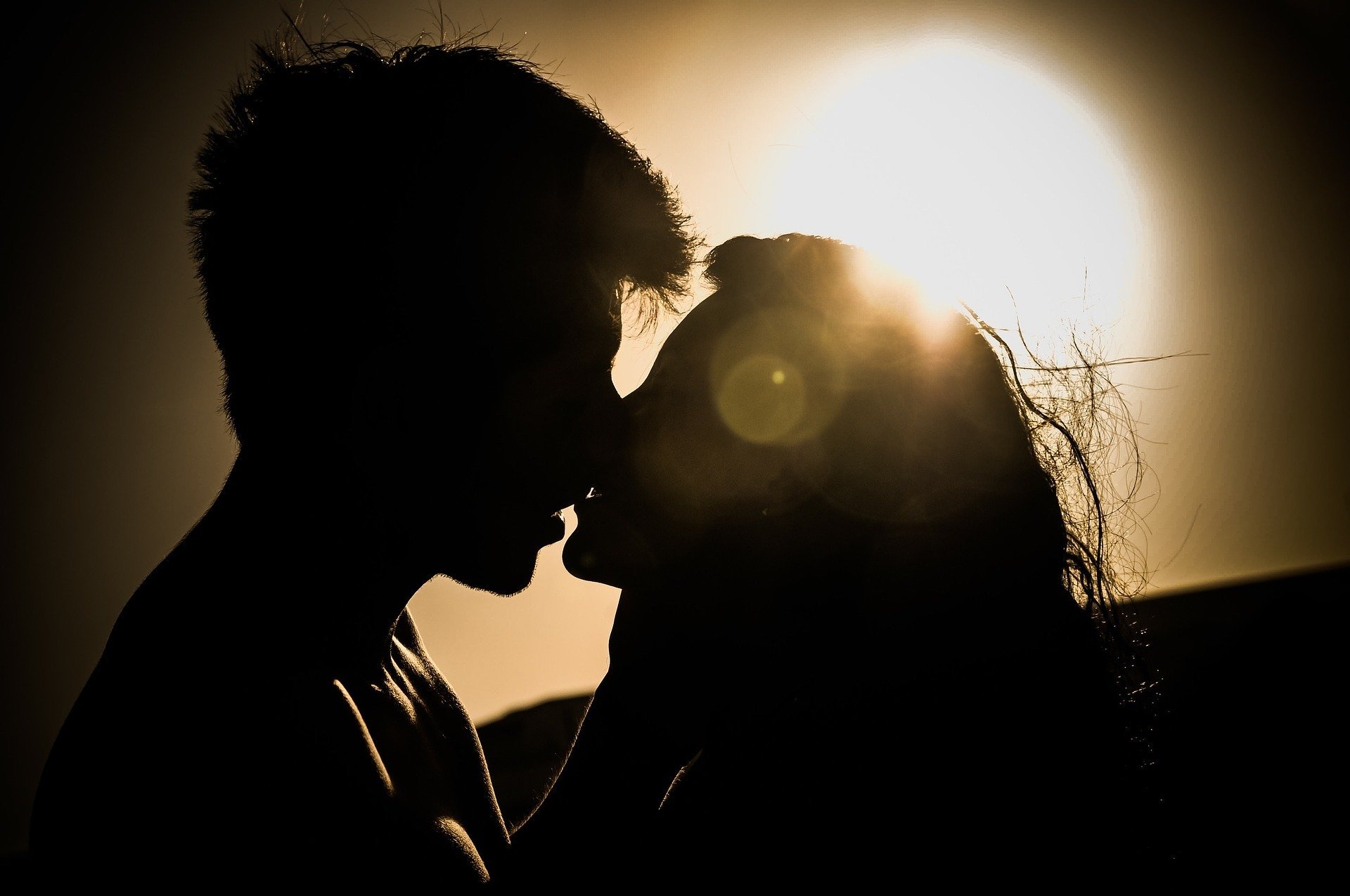 Sombra de casal se beijando
