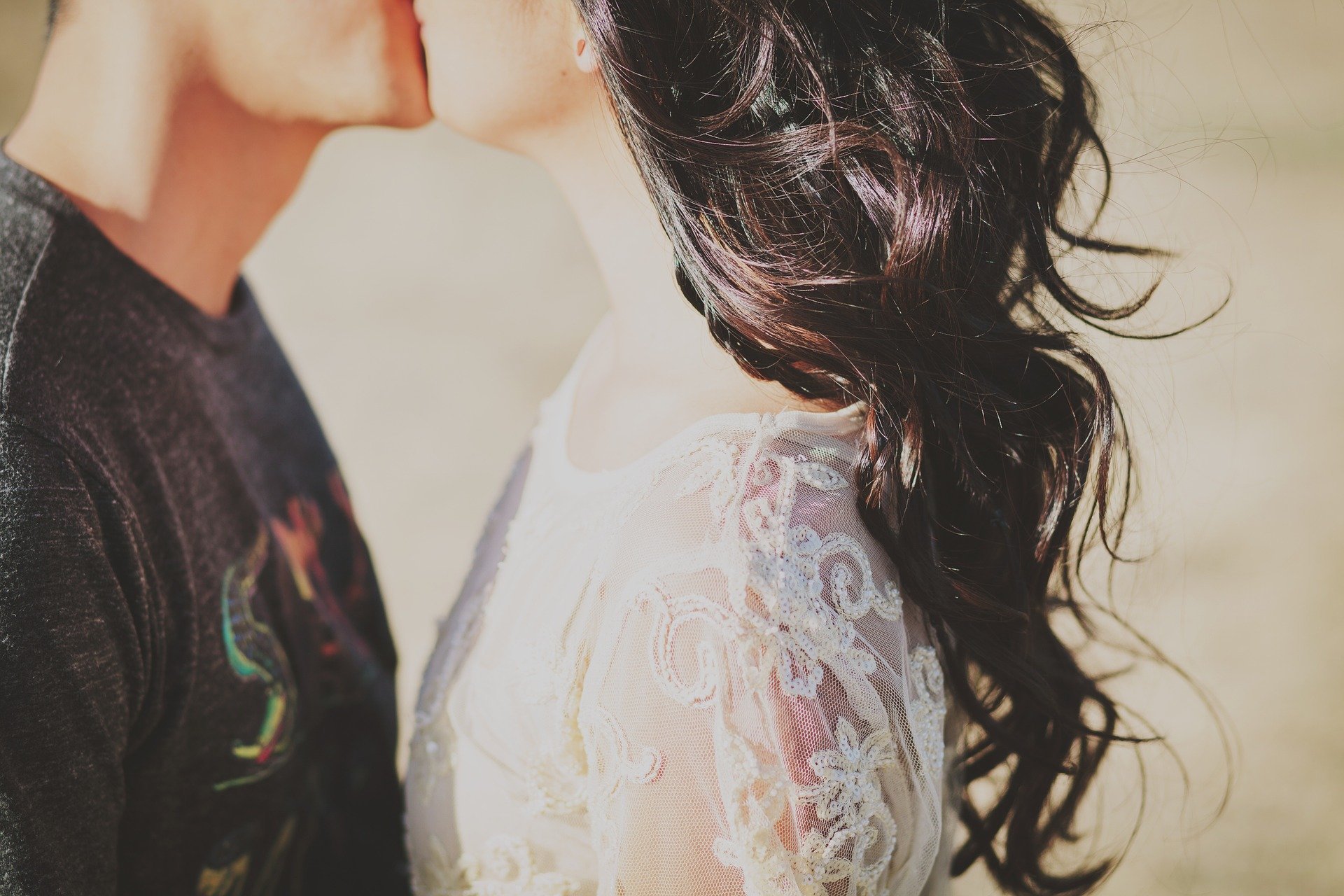 Casal se beijando ao ar livre