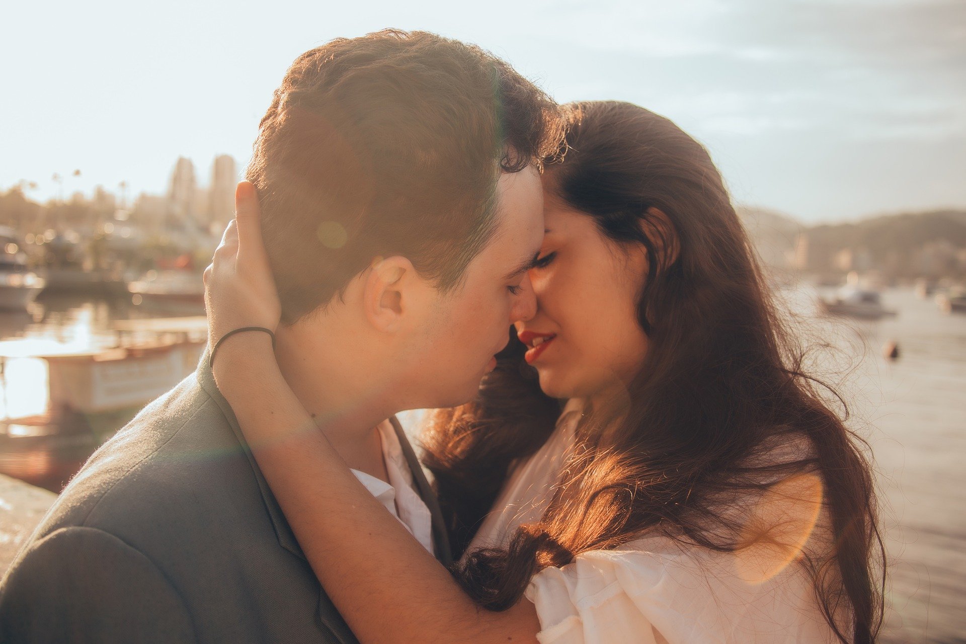 Homem e mulher com os rostos próximos, quase se beijando