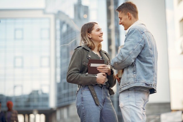 Homem e mulher em pé, conversando