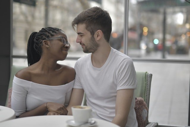 Homem e mulher sentados em um café