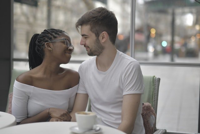 Pexels/Andrea Piacquadio Homem e mulher sentados em um café