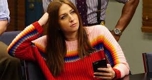 Reprodução/ Série Brooklyn Nine-Nine Mulher com cabeça apoiada em braço/ Gina Linetti
