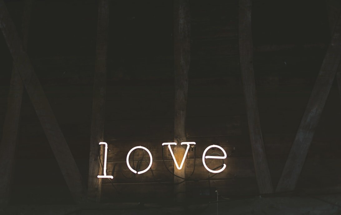 Letreiro luminoso da palavra amor escrita em inglês