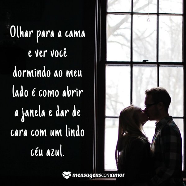Mensagens Com Amor | Canva 'Olhar para a cama e ver você dormindo ao meu lado é como abrir a janela e dar de cara com um lindo céu azul.' - Textos com Amor