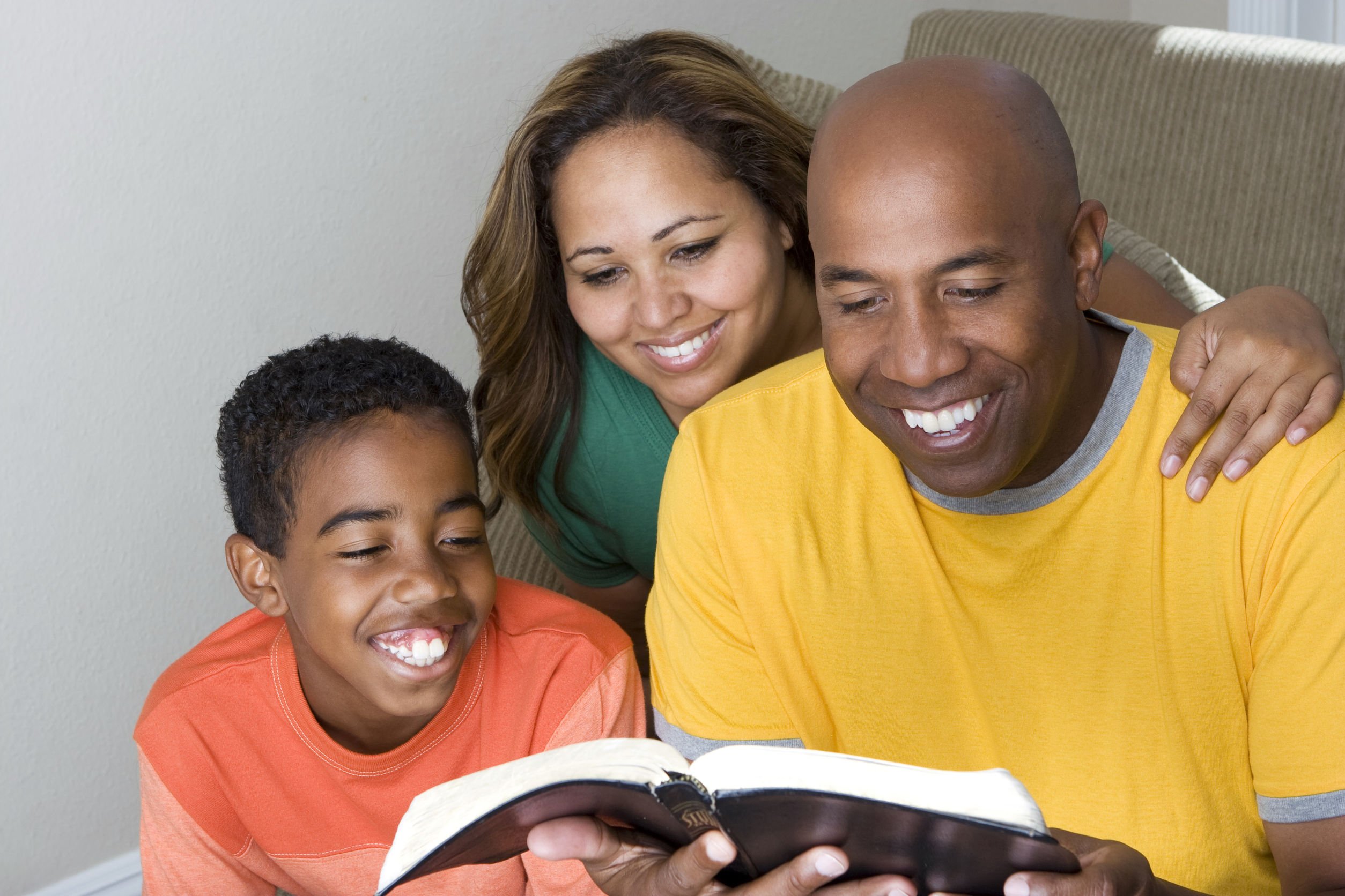 Família lendo a bíblia