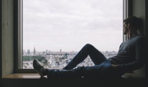 Pexels / Pixabay Homem sozinho sentado olhando pela janela
