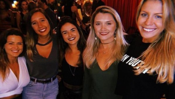 Reprodução/Instagram/@barbarapcoelho Mulheres sorrindo/ Bárbara Coelho e amigas