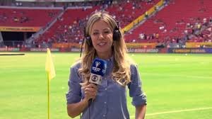 Repórter em estádio de futebol / Bárbara Coelho
