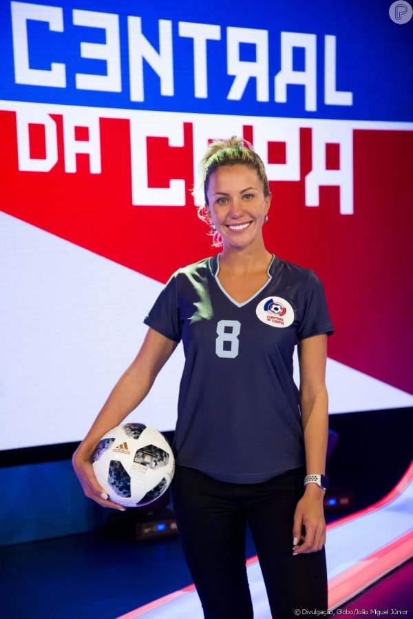 Reprodução/ Site Purepeople Mulher sorrindo segurando bola/ Bárbara Coelho