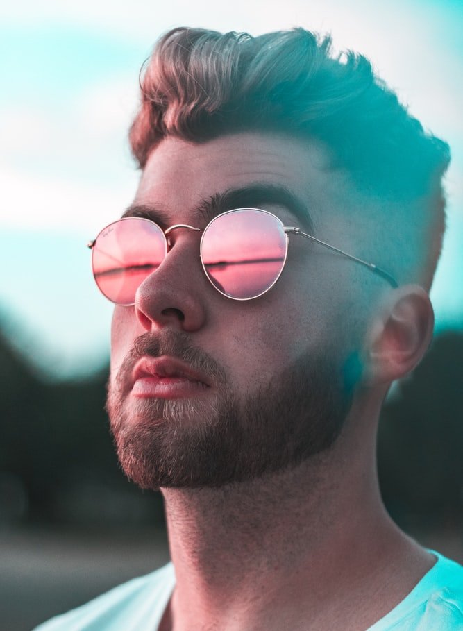 Homem branco, jovem, usando óculos de sol