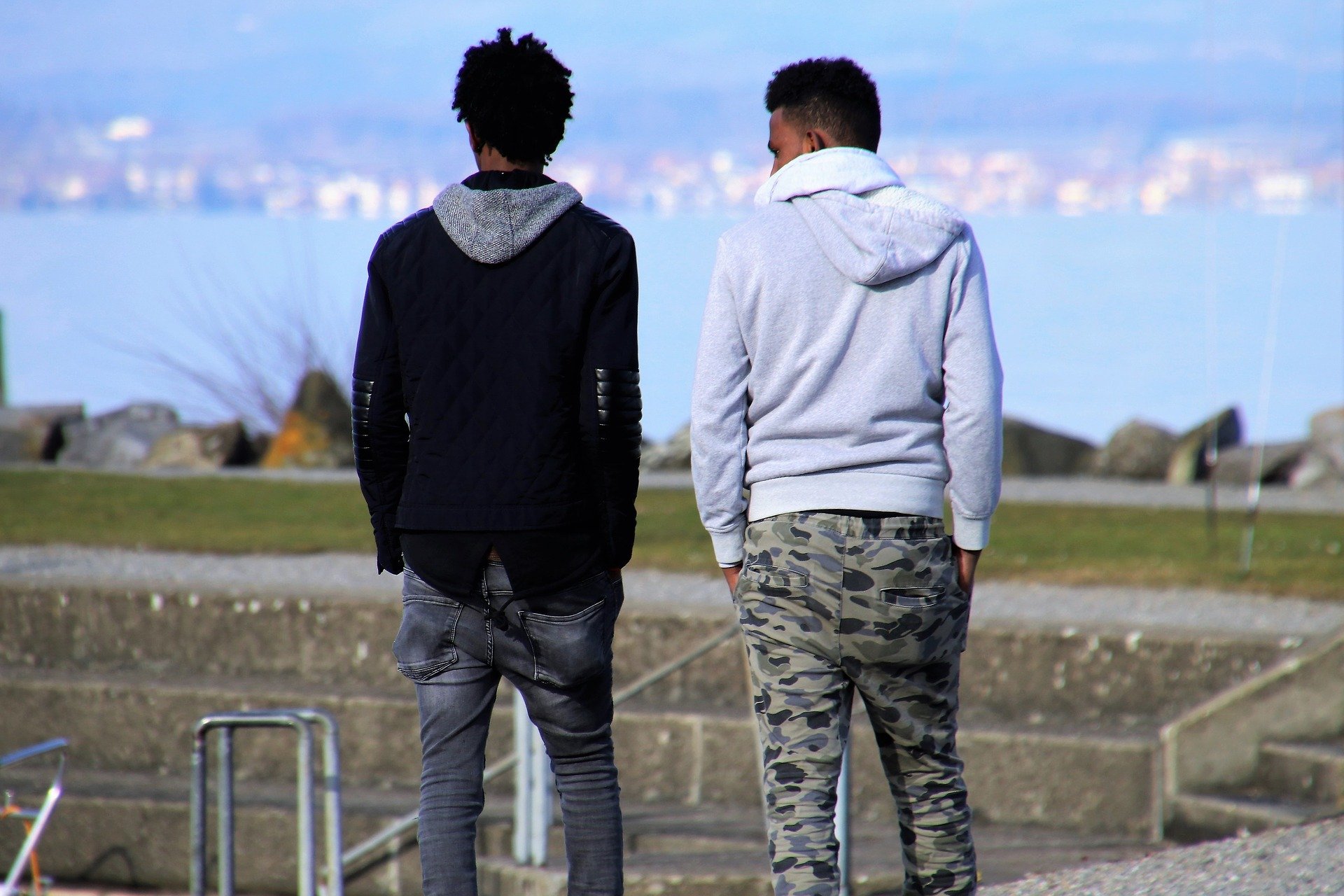 Dois amigos conversando enquanto caminham