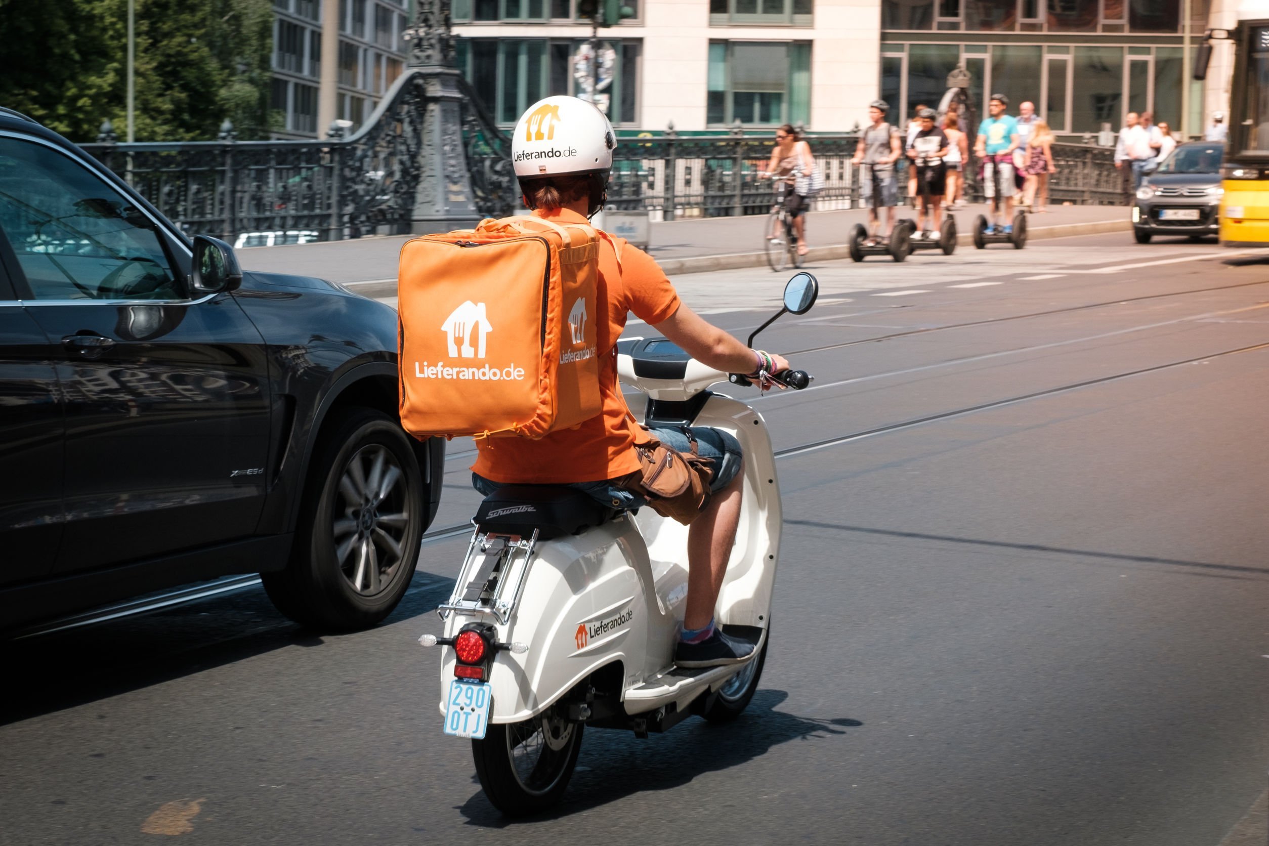 Entregador de delivery em cima de moto no transito