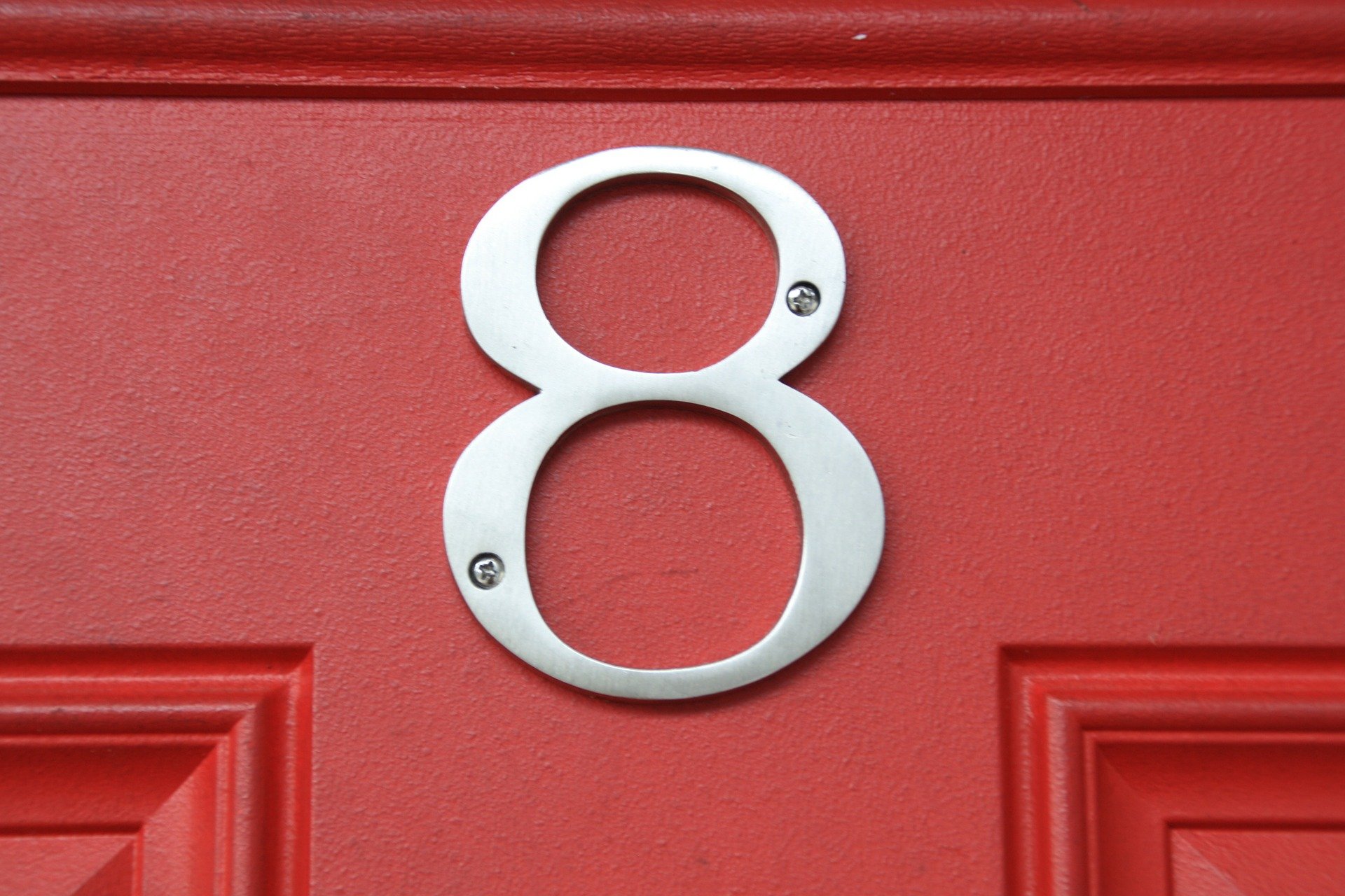 Número oito pendurado em porta vermelha