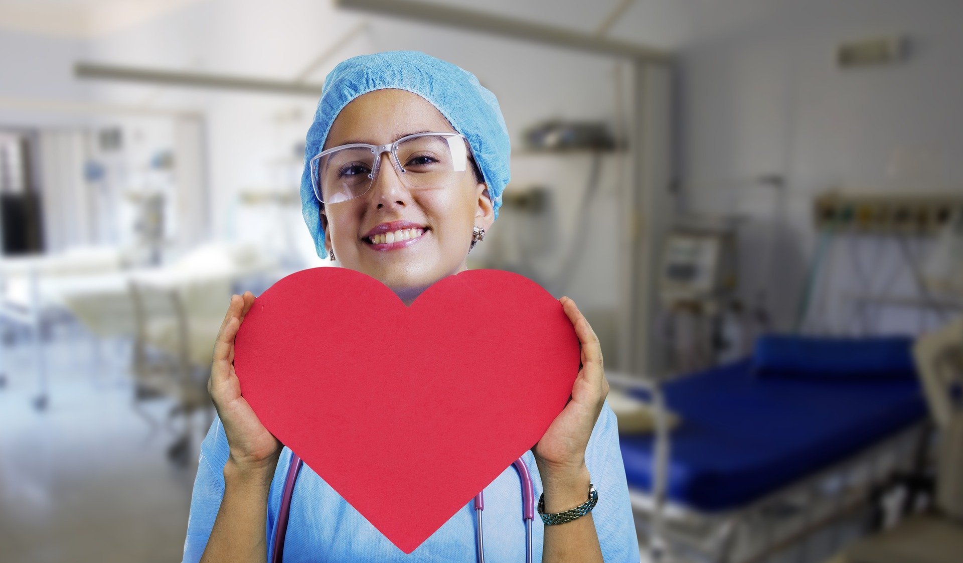 Enfermeira segurando papel em formato de coração