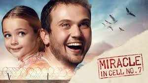 Homem e menina sorrindo em foto / Personagens do filme Miracle in Cell NO.7