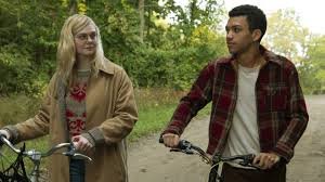 Divulgação/ Filme Por Lugares Incríveis Homem e mulher caminhando segurando bicicleta/ Personagens do filme Por Lugares Incríveis
