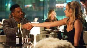 Reprodução/ Cena filme Golpe Duplo Homem segurando mão de mulher/ Personagens do filme Golpe Duplo