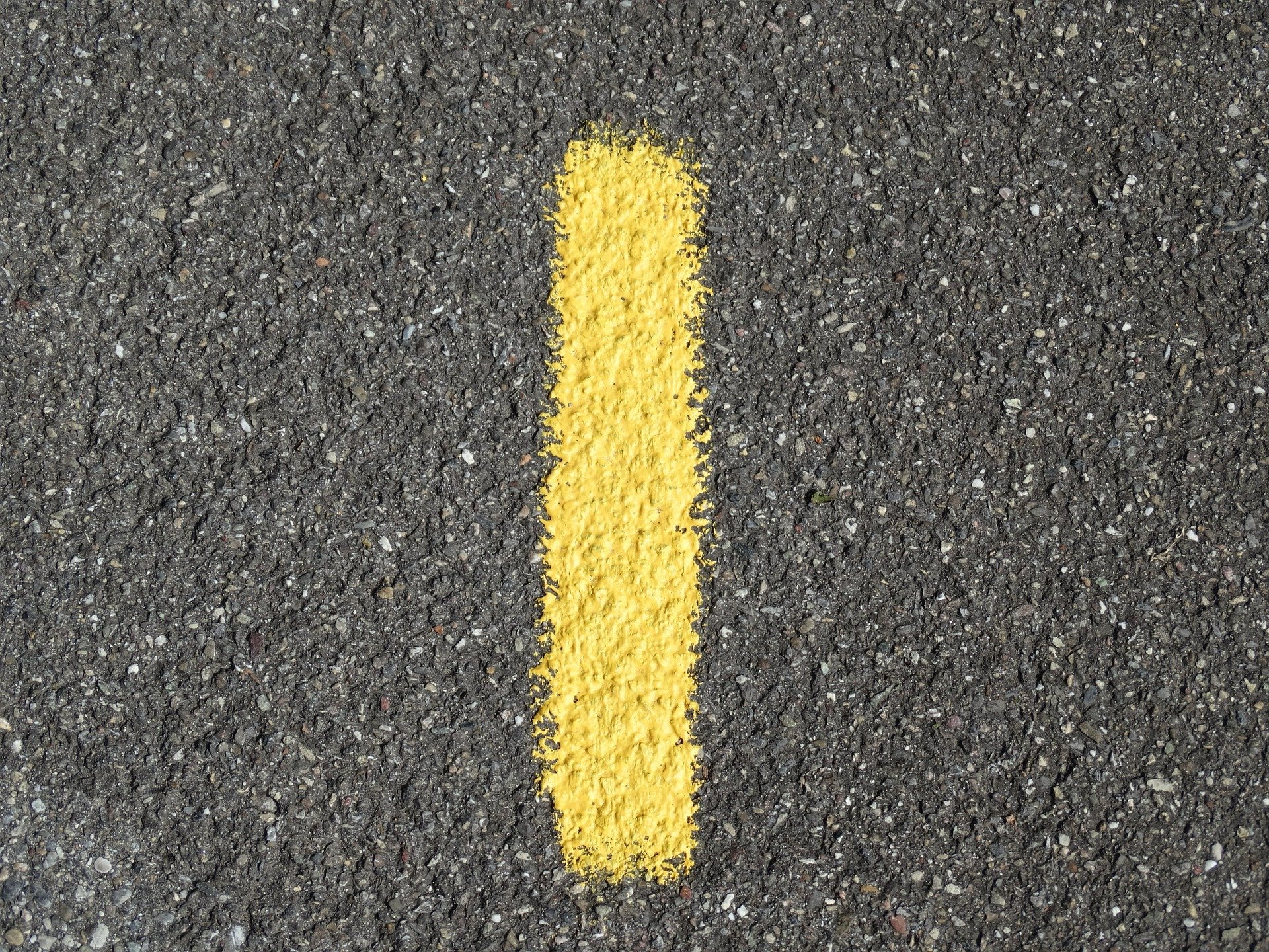 Número um escrito no asfalto com giz amarelo