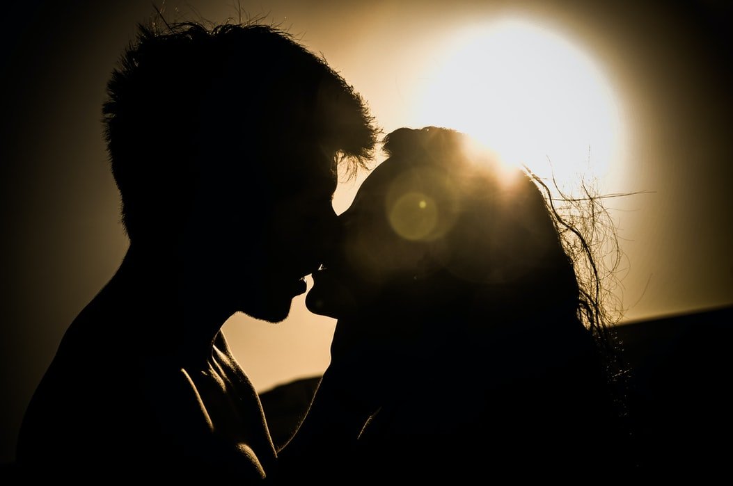 Silhueta de homem beijando mulher
