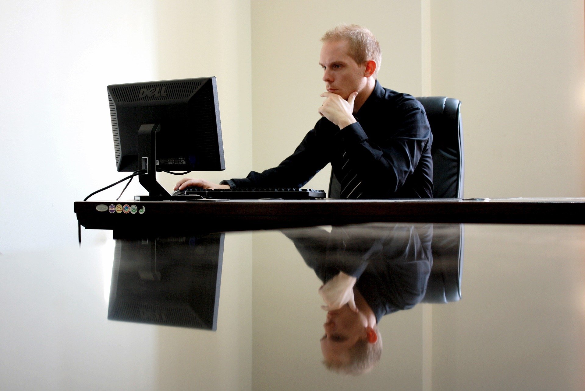 Homem sentado em frente ao computador