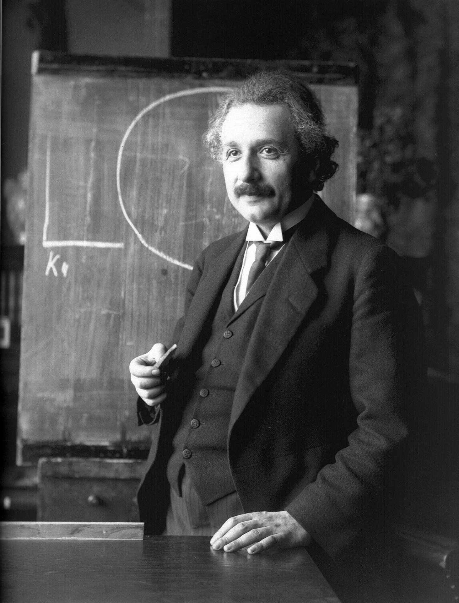 Albert Einstein jovem, em frente de lousa