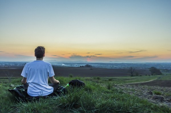 Benjamin Balazs / Pixabay Homem sentado meditando