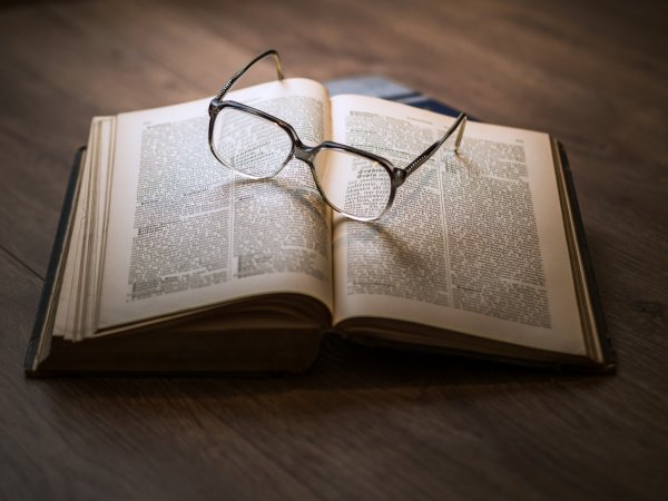 Dariusz Sankowski / Pixabay Livro aberto e óculos em cima