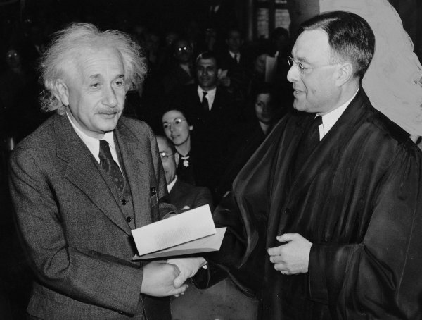 WikiImages / Pixabay Albert Einstein cumprimentando homem