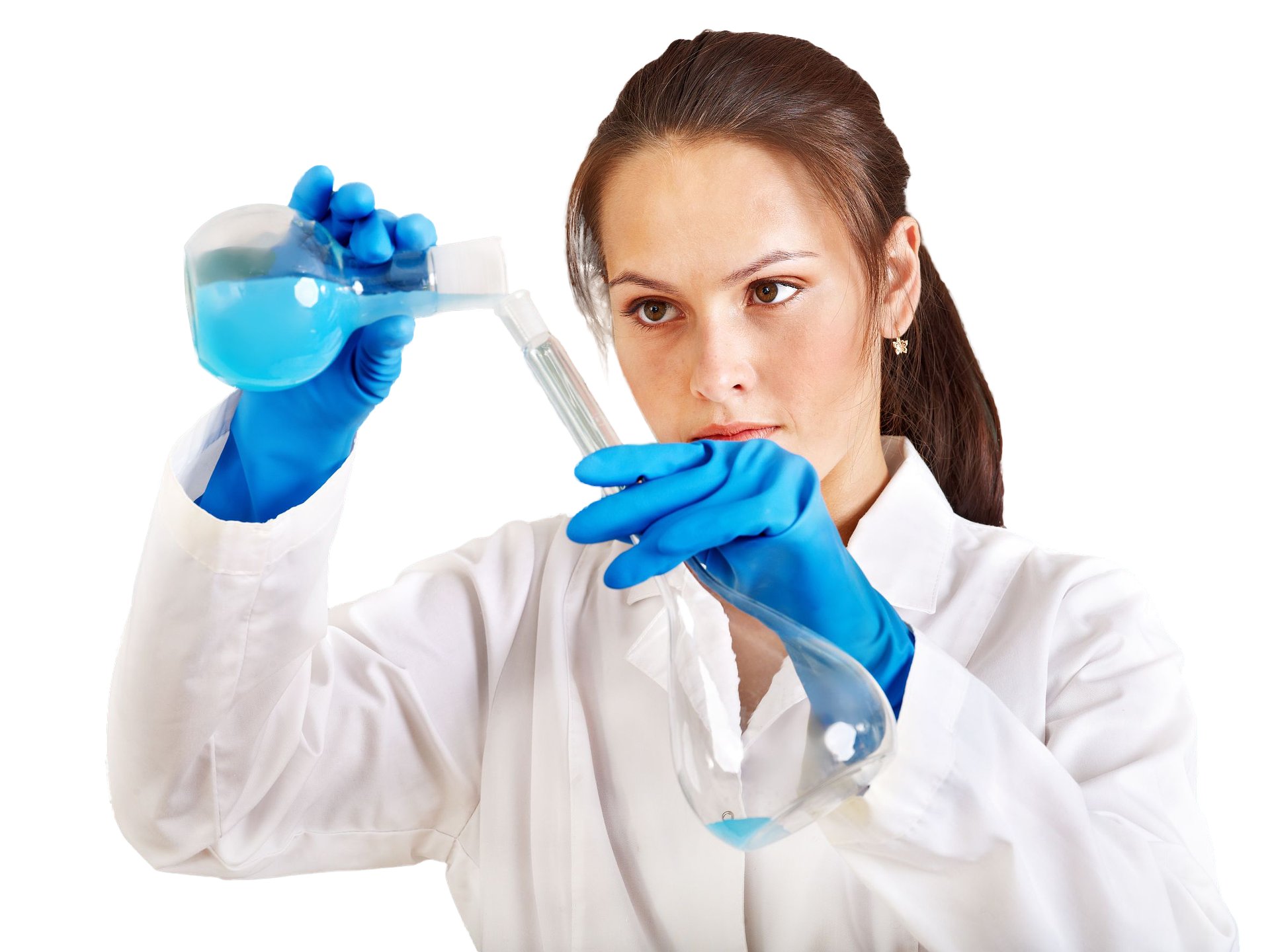 Cientista mulher passando líquido de um tubo de ensaio para outro