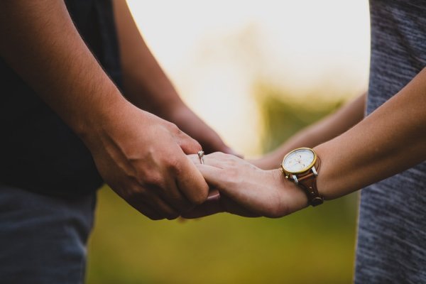 Jon Asato / Unsplash Homem e mulher de mãos dadas