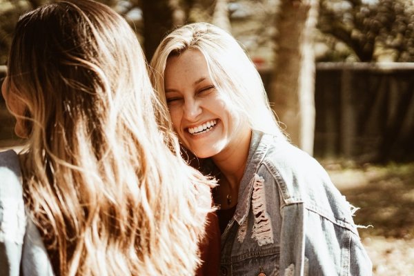 Baylee Gramling/ Unsplash Duas amigas sorrindo em um dia ensolarado