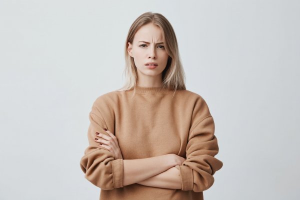 Mykola Kravchenko/ 123RF Mulher com braços cruzados e expressão irritada