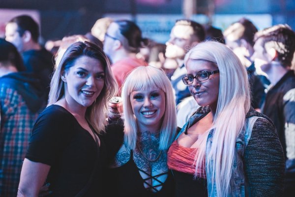 Erik Mclean/ Unsplash Mulheres em balada sorrindo