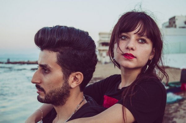 Chermiti Mohamed/ Unsplash Mulher abraçando homem, ambos estão ao ar livre, perto de lago