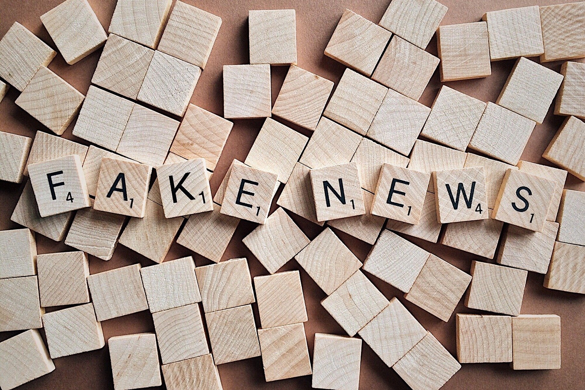 Bloquinhos de madeira com letras formando o termo fake news