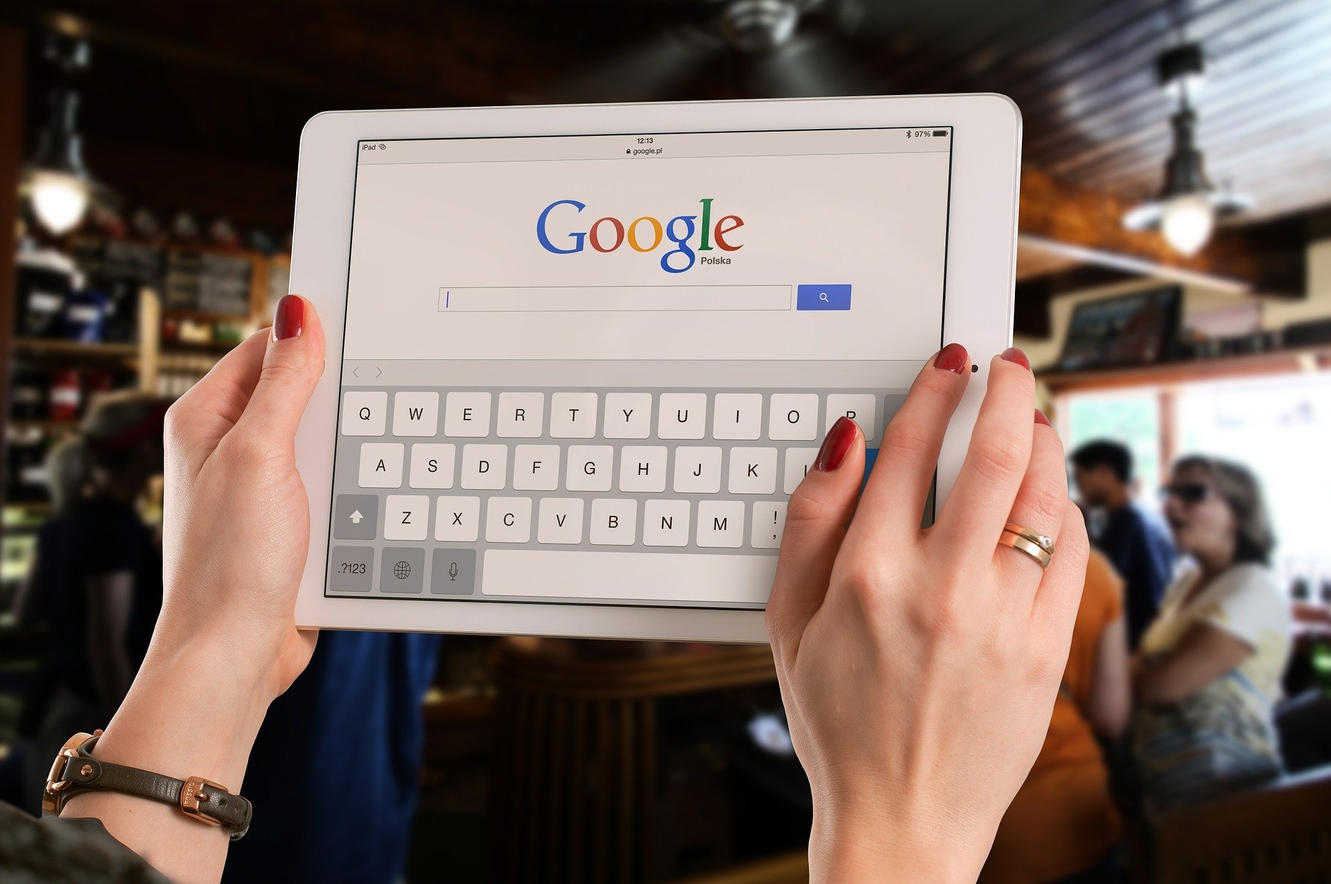 Mulher segurando tablete com o google aberto na tela