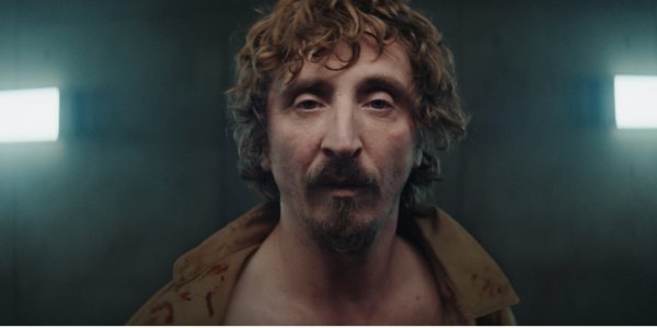 Reprodução/ Cena do filme O Poço Homem sério/ Personagem Goreng do filme O poço