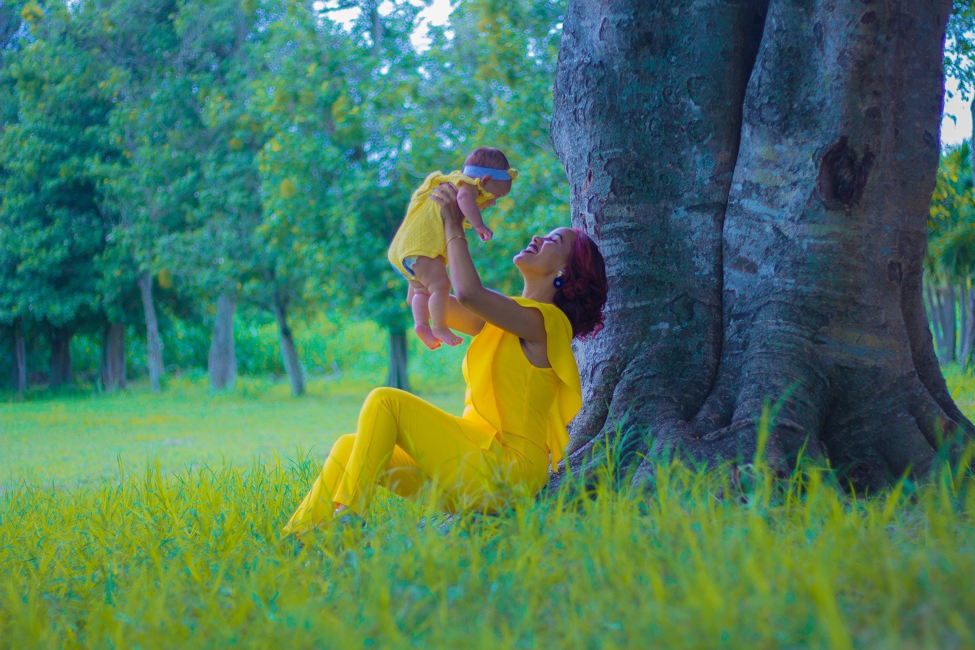 Mulher segurando bebê ao ar livre
