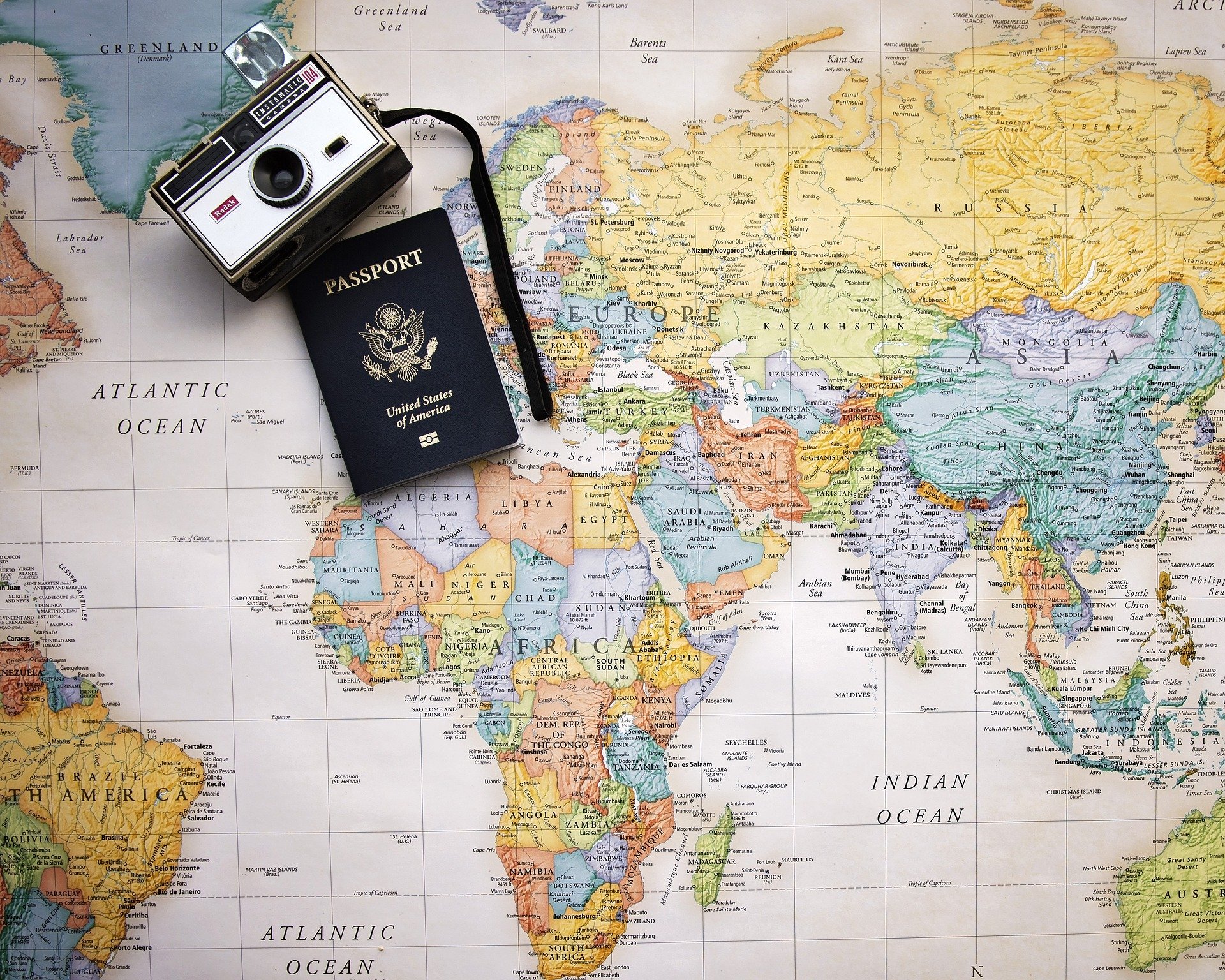 Mapa mundial com câmera e passaporte em cima