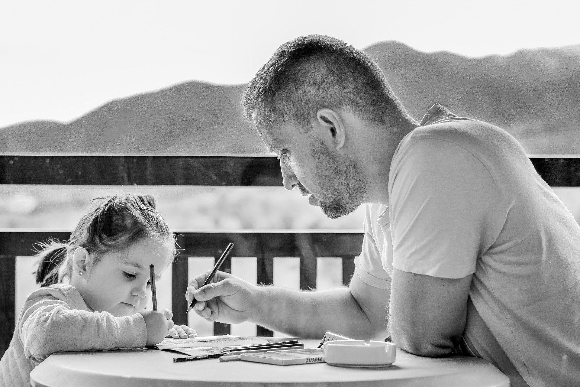 Pai e filha fazendo lição juntos