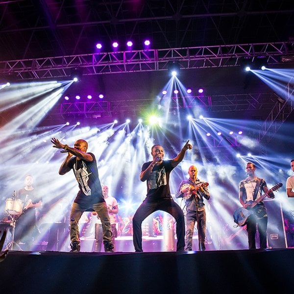 Integrantes do grupo musical Turma do Pagode em palco durante show