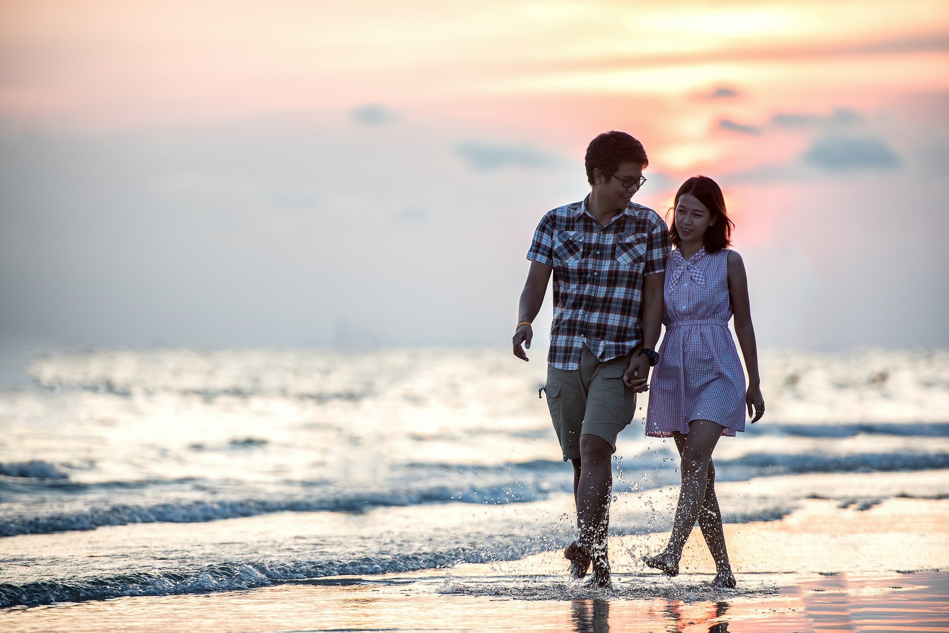 Casal caminhando em praia